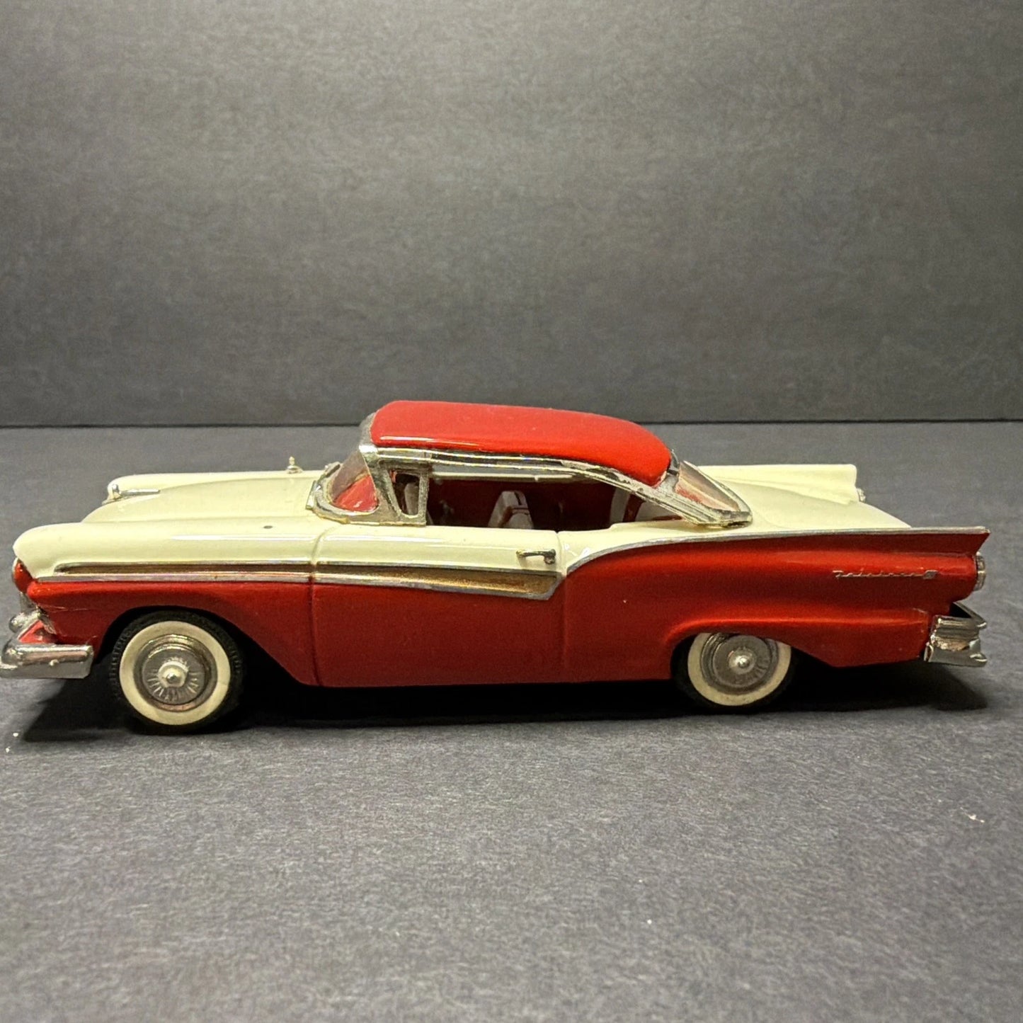 Minimarque '43' 1957 Ford Fairlane Hardtop — 1:43 Diecast (Two-Tone White/Red)