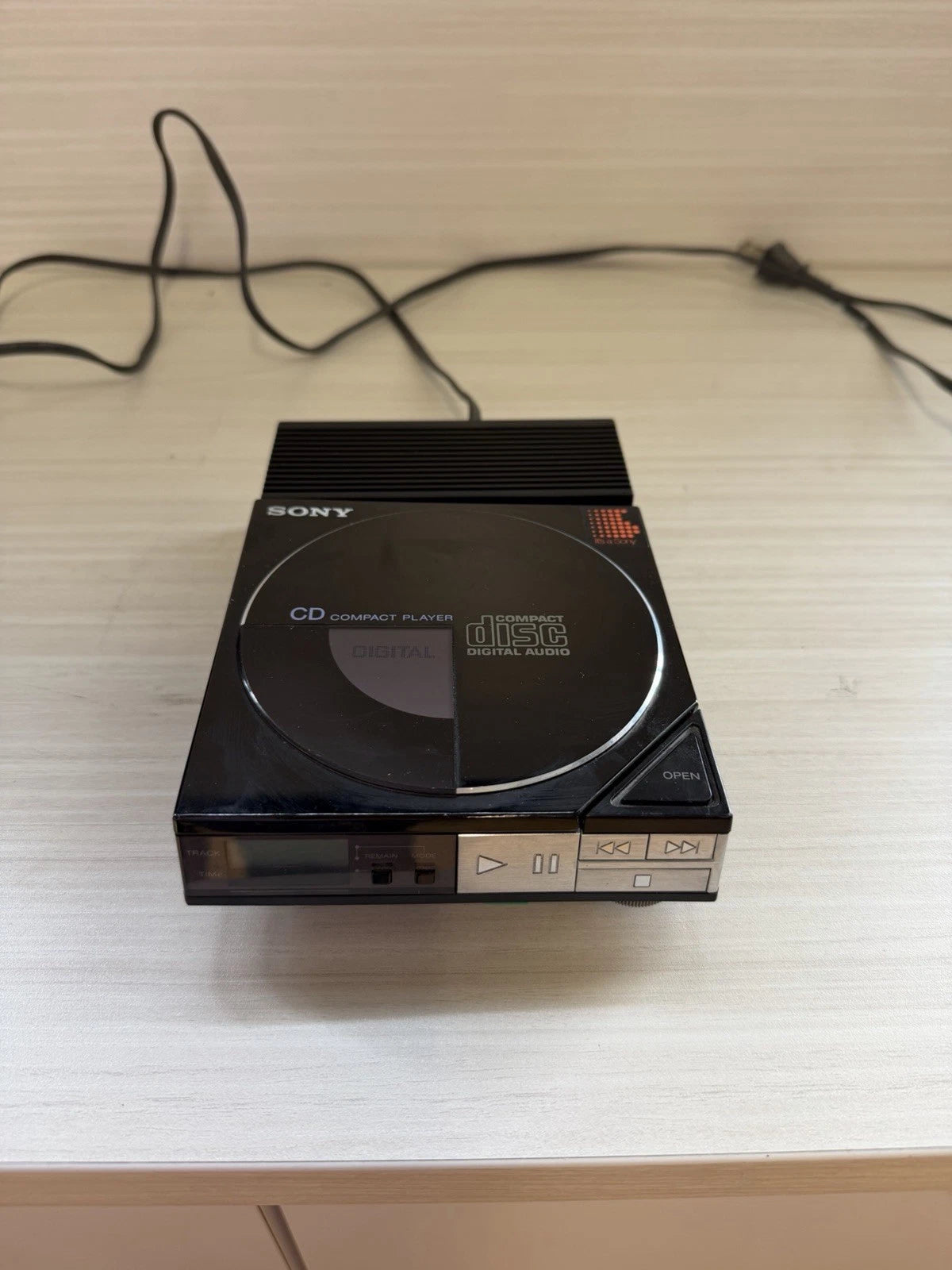 Sony D-5A Discman & AC-D50 Power Dock Station (Japan, 1984)